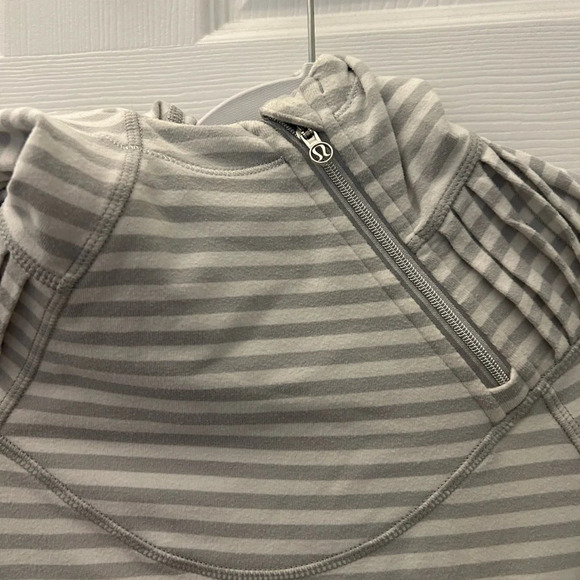 ! Lululemon Striped Silver Think Fast Hoodie Pullover  6, Rare - Picture 3 of 5